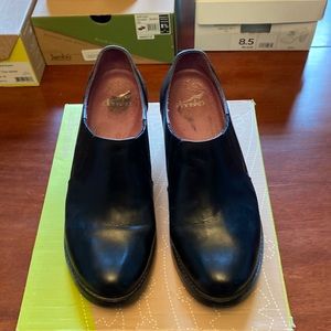 Black leather Dansko booties. Size 39.